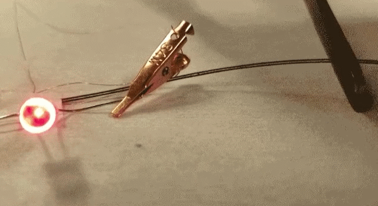 麻省理工研發(fā)140米柔性鋰離子纖維電池，可用于織物自供電及3D打印電池